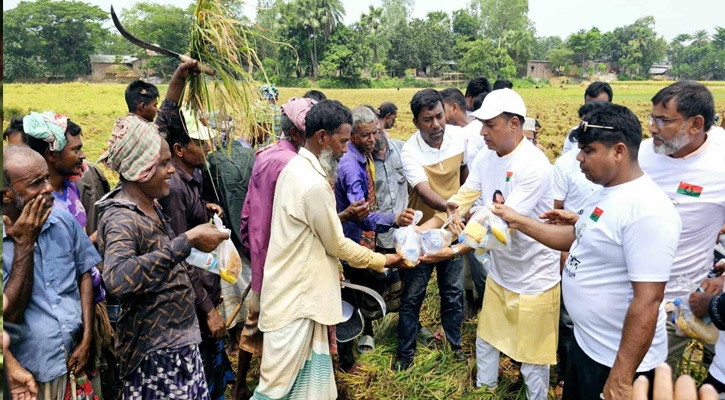 মান্দায় কেন্দ্রীয় বিএনপি নেতার উদ্যোগে কৃষকদের মাঝে খাবার  বিতরণ