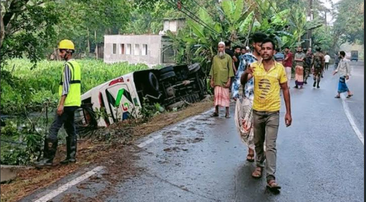 ঝালকাঠিতে বাস খাদে পড়ে আহত ১৩