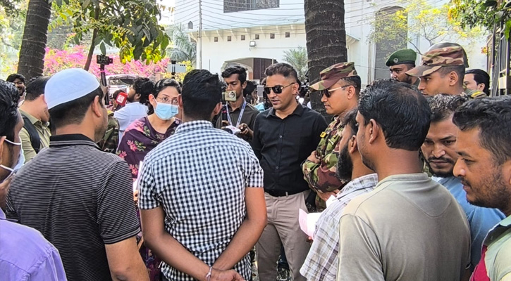 ঢাকা মেডিকেল থেকে অর্ধশতাধিক দালাল গ্রেফতার