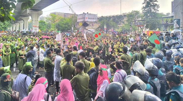 এক দফা  দাবিতে শাহবাগ অবরোধ করল নার্সিং কলেজের শিক্ষার্থীরা