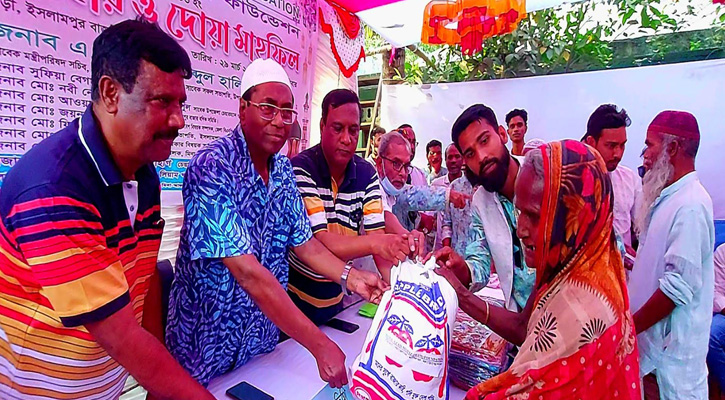 ইসলামপুরে অসহায় পরিবার মাঝে মিনা আজাদ মফিজ ফাউন্ডেশনের ঈদ উপহার বিতরণ