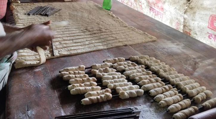 স্বাস্থের ঝুঁকি অস্বাস্থ্যকর পরিবেশে তৈরি হচ্ছে বেকারি পণ্য দেখার কেউ নাই