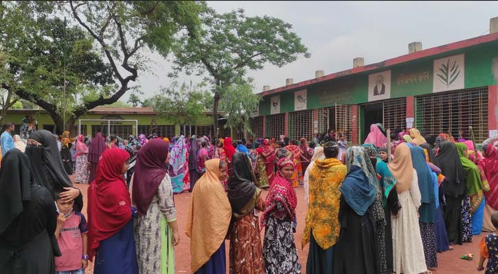 কালাইয়ে বৃষ্টির মধ্যেই ভোটাররা উৎসাহ নিয়ে ভোট দিচ্ছে