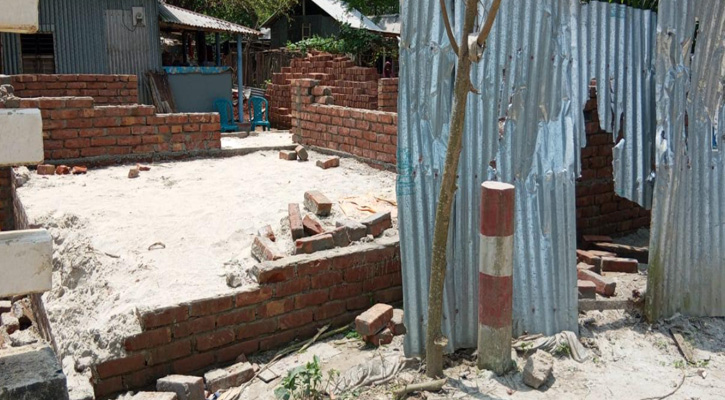 শ্রীপুরে চলাচলের রাস্তা না দেওয়ায় বাড়িঘরে হামলা ভাঙচুর-লুটপাট