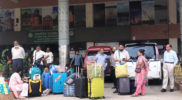 বেনাপোল ইমিগ্রেশনে বিদ্যুৎ না থাকায় চরম দুর্ভোগে পাসপোর্টধারীরা
