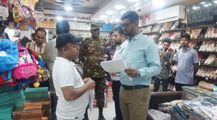 নওগাঁয় দেশীয় তৈরি পোশাক বিক্রি হচ্ছিল ভারতের তৈরি বলে