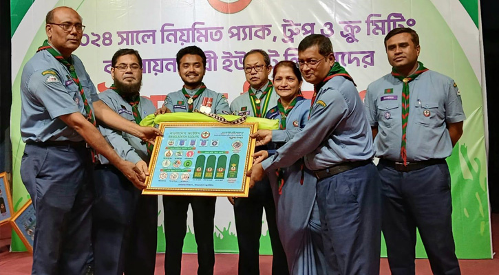 নিয়মিত ট্রুপ মিটিং বাস্তবায়ন করায় পুরস্কার পেলেন বাকৃবির রোভার স্কাউট লিডার