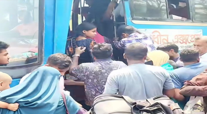 মুকসুদপুর বিশ্বরোড বাসস্ট্যান্ডে কর্মস্থলে ফেরা মানুষের ভিড়