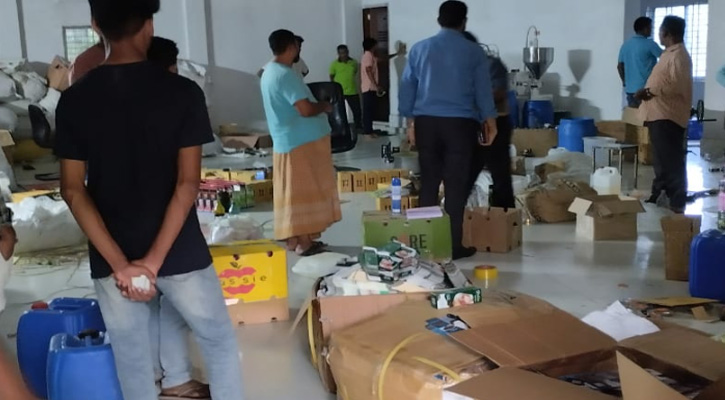 শেরপুরের নকলায় অবৈধ প্রসাধনী কারখানায় ভ্রাম্যমাণ আদালতের অভিযান, সিলগালা প্রতিষ্ঠান