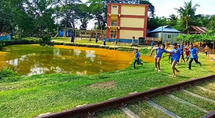 মৃত্যুকূপের সামনে খেলছে শিক্ষার্থীরা !