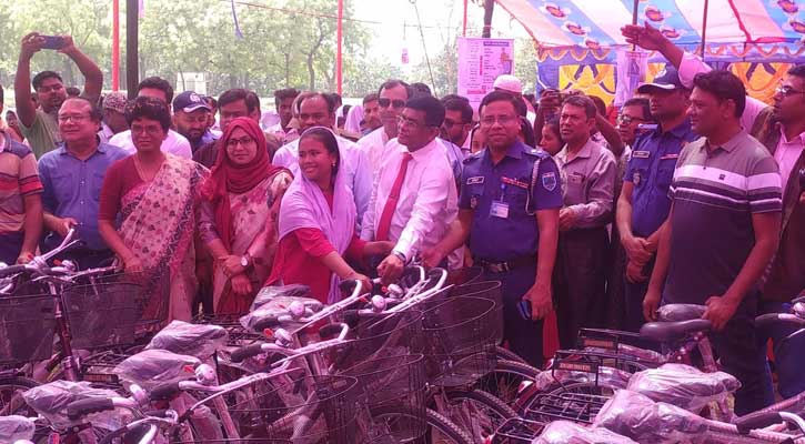 চাঁপাইনবাবগঞ্জে ক্ষুদ্র- নৃগোষ্ঠী শিক্ষার্থীরা পেল বাইসাইকেল ও উপবৃত্তি