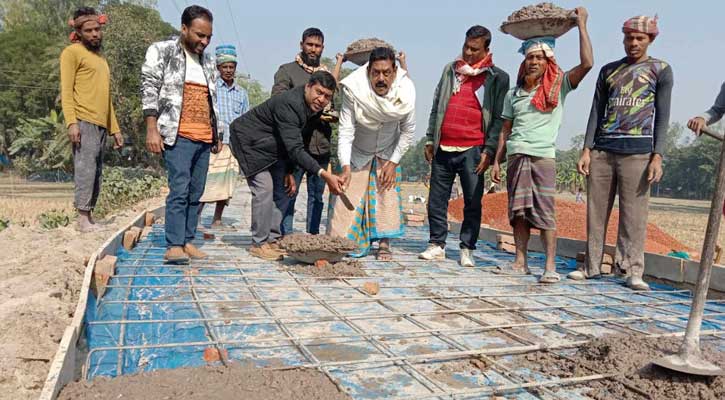 মান্দায় পথচারীদের জনদুর্ভোগ নিরসনে আরসিসি ঢালাই রাস্তা নির্মাণ