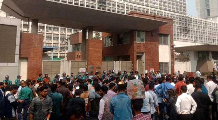 সুপারিশপ্রাপ্ত সহকারী শিক্ষদের সচিবালয়ের সামনে অবস্থান, সব গেট বন্ধ