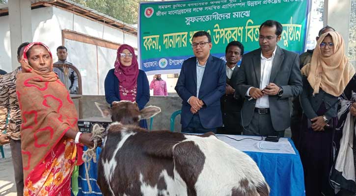 পত্নীতলায় গরু, খাদ্য ও উপকরণ পেলো ১২০ আদিবাসী পরিবার