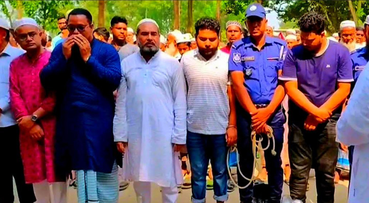 প্যারেলো মুক্তি পেয়ে হাতকড়া হাতে মায়ের জানাজায় ছাত্রলীগ নেতা