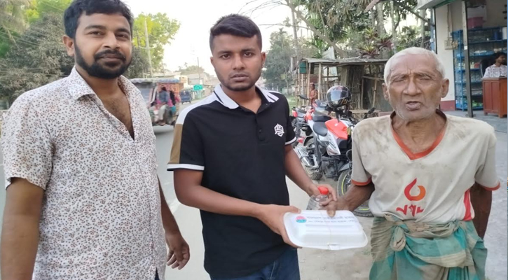 শেরপুরে পথচারীদের মাঝে ইফতার বিতরণ করেছে উপজেলা ছাত্রদলের আহ্বায়ক মুরাদ