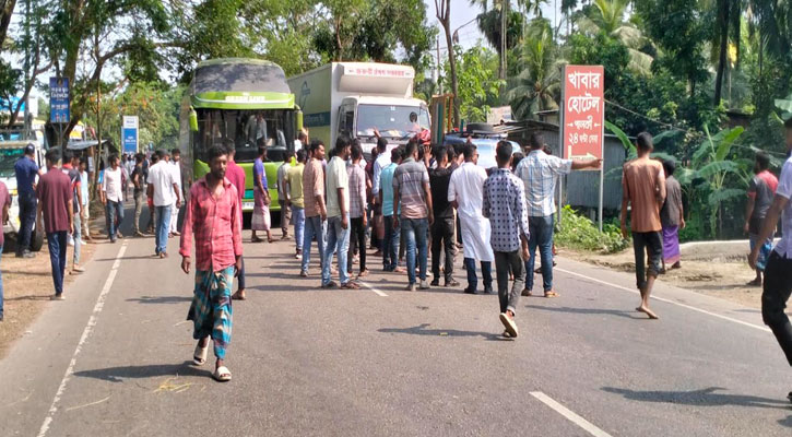 উজিরপুরে বাসের চাপায় শ্রমিক দল কর্মী নিহত, সড়ক অবরোধ