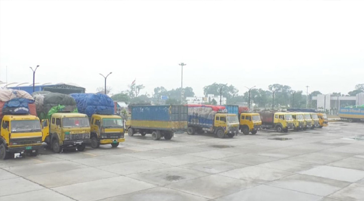 ভারতীয় নিষেধাজ্ঞায় বেনাপোল স্থলবন্দরে ভারতমুখী পণ্যবাহী ৩৬টি ট্রাক