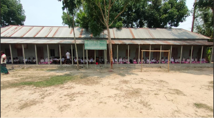 মানিকগঞ্জের সাটুরিয়ায় বিদ্যালয় স্থানান্তর দন্দে শ্রেণী কক্ষে ঝুলছে তালা