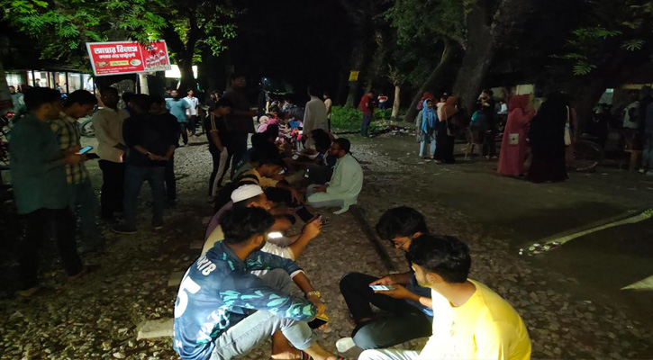 কৃষি সচিবের সাথে বৈঠক ফলপ্রসূ না হওয়ায় বাকৃবিতে ফের রেলপথ অবরোধ