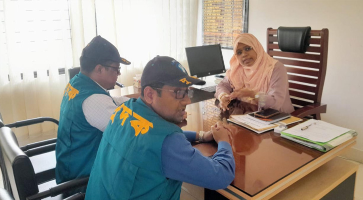 বন্দর উপজেলা এলজিইডি কার্যালয়ে অভিযান পরিচালনা করেছে  (দুদক)