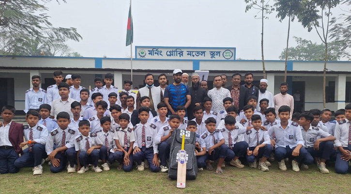 ক্রিকেট সামগ্রী নিয়ে খুদে শিক্ষার্থীদের পাশে ক্রিকেটার জাভেদ ওমর বেলিম ও মিজান