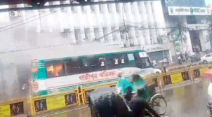 মতিঝিলে গাজীপুর পরিবহনের একটি যাত্রীবাহী বাসে আগুন