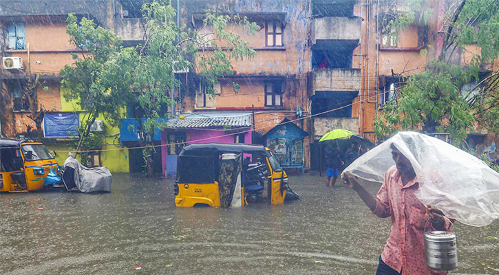 ভারী বৃষ্টিতে চেন্নাইয়ে ৮ জনের মৃত্যু, বিমানবন্দর বন্ধ