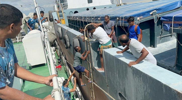 গভীর সমুদ্র থেকে ১৪ নাবিককে উদ্ধার করল কোস্টগার্ড