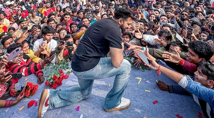 ক্ষমা চাইলেন দেব