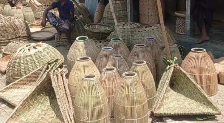 ধনবাড়ীতে প্লাস্টিকের ভিড়ে হারিয়ে যাচ্ছে বাঁশের তৈরি পণ্য