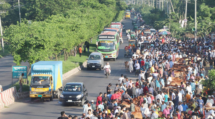 মহাসড়কের ওপর 