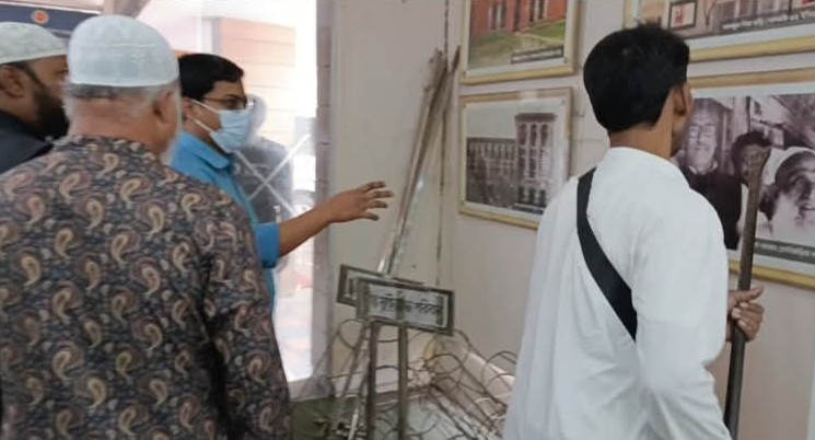 নারায়ণগঞ্জে বঙ্গবন্ধুর ম্যুরাল ভাঙলো বিএনপি পন্থীরা