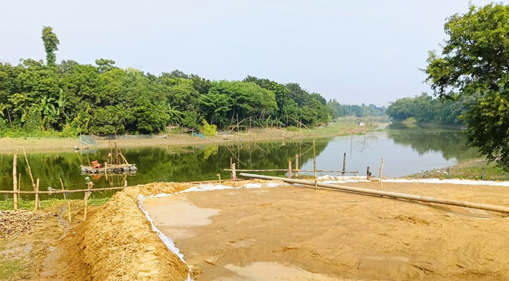 চেয়ারম্যানের নাম ভাঙ্গিয়ে নন্দকুঁজায় ড্রেজার বসিয়ে বালু উত্তোলণ