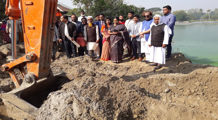 গোপালগঞ্জে কংশুর খালের খনন কাজের উদ্বোধন করলেন ডিসি