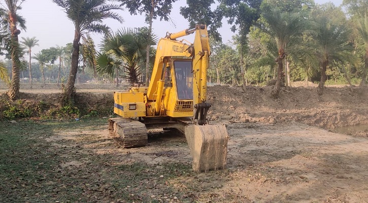 আইন অমান্য করে মাটি কাটায় কোটচাঁদপুরে ভেকু জব্দ