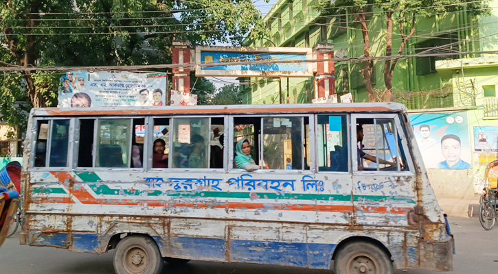 নিষেধাজ্ঞার প্রথম দিনই জবির সামনে বাহাদুরশাহ পরিবহন