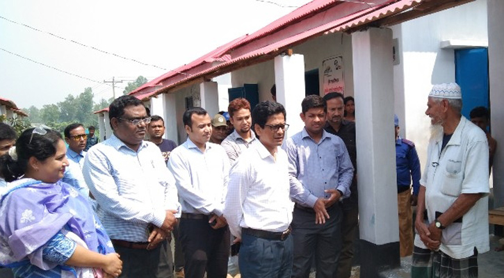 উল্লাপাড়ায় আশ্রয়ণ প্রকল্প পরিদর্শন করলেন ডিসি