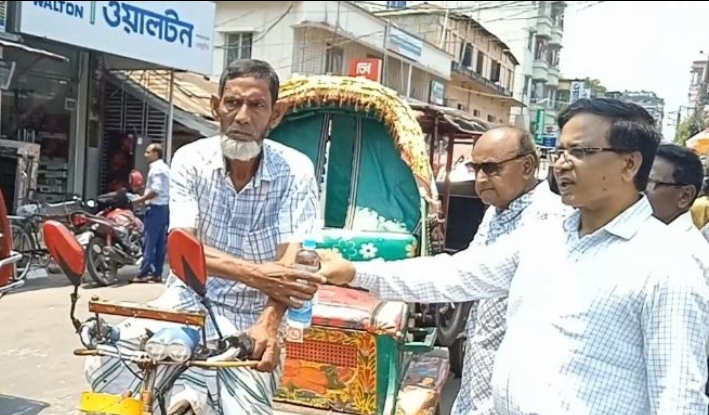 ঝালকাঠিতে ‘ইয়াস’ এর উদ্যোগে তৃষ্ণার্তদের মাঝে পানি ও স্যালাইন বিতরণ