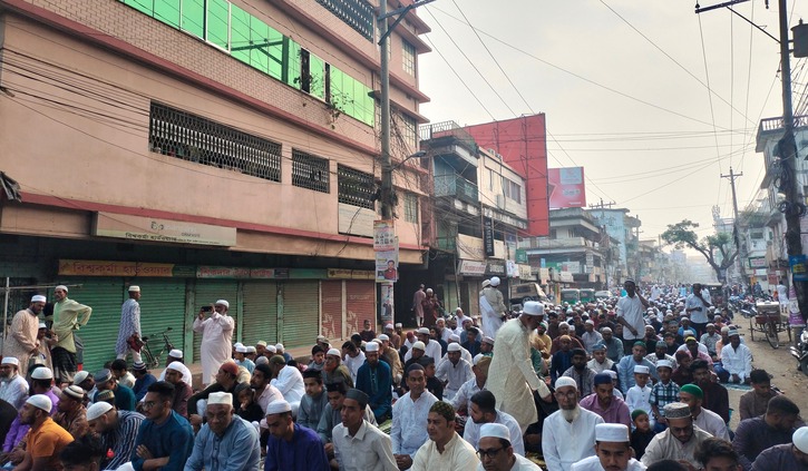 শ্রীমঙ্গলে শাহী ঈদগাহ মাঠে ঈদের জামাতে মুসল্লিদের ঢল