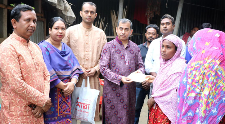 ঈদ উপহার ও আর্থিক সহযোগিতার চেক দিলেন মাগুরা জেলা প্রশাসক মোঃ অহিদুল ইসলাম