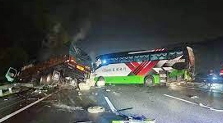 মালয়েশিয়ায় ত্রিমুখী সংঘর্ষে নিহত ৭ আহত ৩৩
