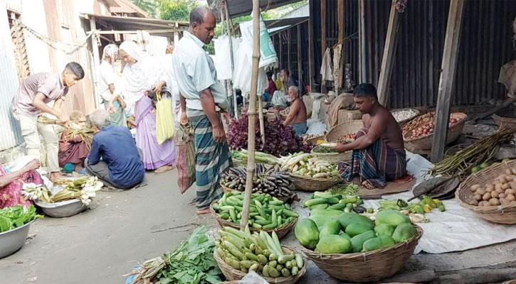 এক হাত বদলেই হরিরামপুরে সবজির দাম বেড়ে যায় দ্বিগুণ