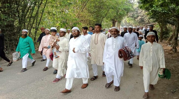 নরসিংদীতে রায়পুরার মরজাল ইউনিয়নের বিভিন্ন স্থানে ঈদুল ফিতরের নামাজ অনুষ্ঠিত