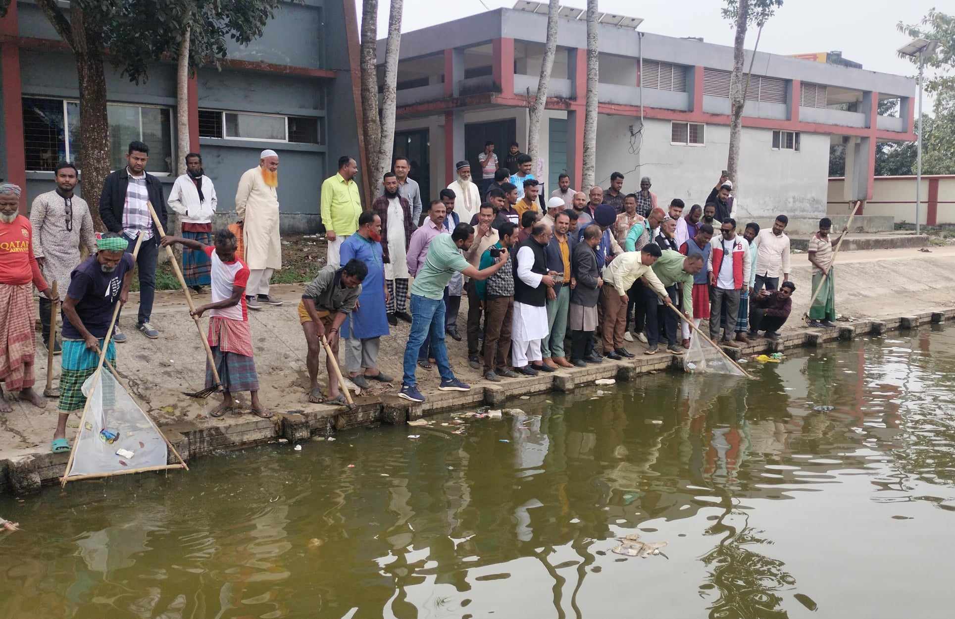 পুকুর ও নদীর ময়লা আবর্জনা পরিষ্কারে নামল নালিতাবাড়ী পৌরসভা