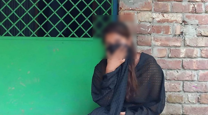 বিয়ের দাবিতে প্রেমিকের বাড়িতে প্রেমিকার অনশন