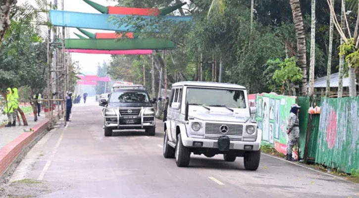 ব্যতিক্রমী গাড়িবহর নিয়ে গোপালগঞ্জ ঘুরছেন প্রধানমন্ত্রী