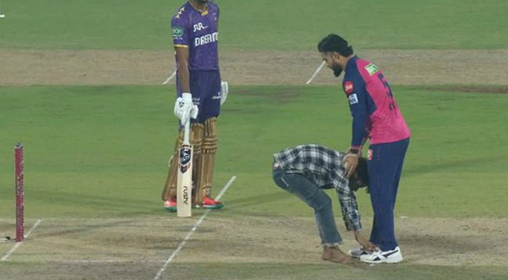 মাঠে ঢুকে ভক্তের কাণ্ড, টাকা দিয়ে সাজানো নাটক বলছেন অনেকে