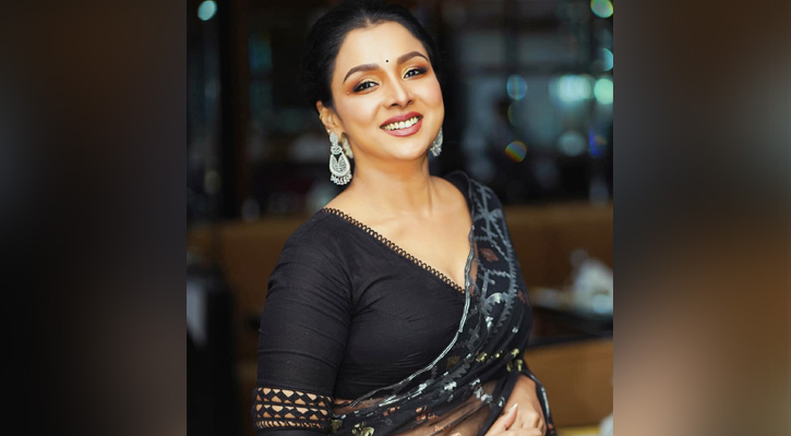 মুক্তির অপেক্ষায় রুনা খানের একাধিক চলচ্চিত্র