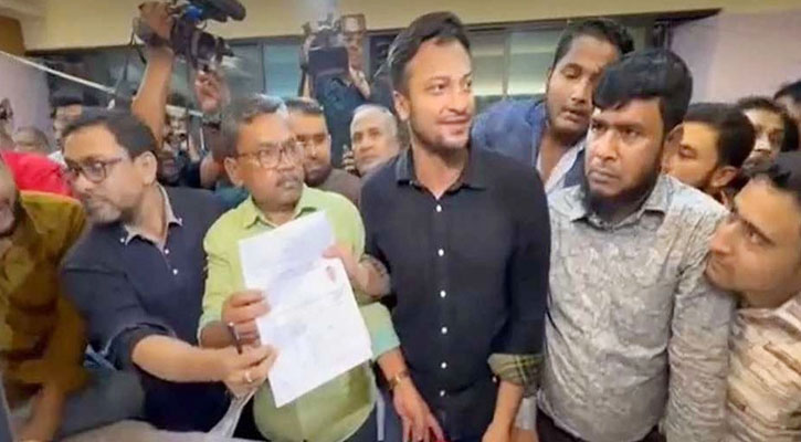 নৌকার মাঝি হতে মনোনয়ন ফরম জমা দিলেন সাকিব